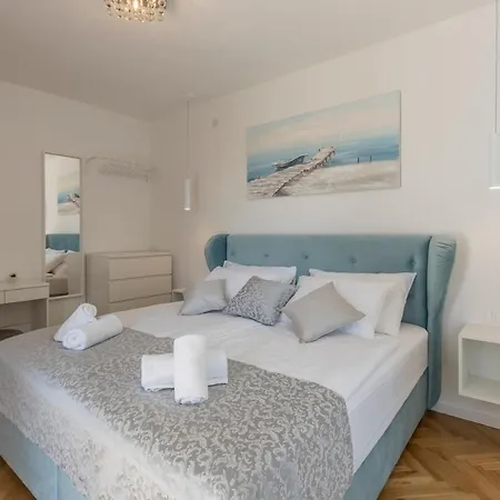 Shades Of Blue Apartman