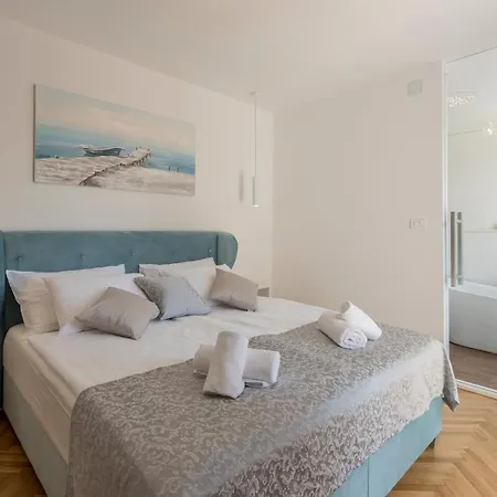 Shades Of Blue Apartman